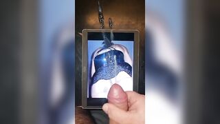 Un gran bel cazzone che sborra sulle mie foto