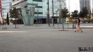 Il puttaniere cattura una bella ragazza