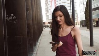 Il puttaniere cattura una bella ragazza