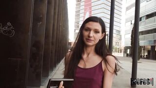 Il puttaniere cattura una bella ragazza