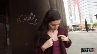 Il puttaniere cattura una bella ragazza