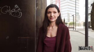 Il puttaniere cattura una bella ragazza