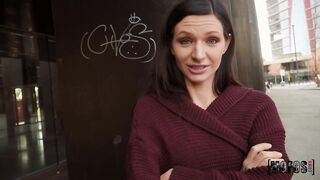 Il puttaniere cattura una bella ragazza