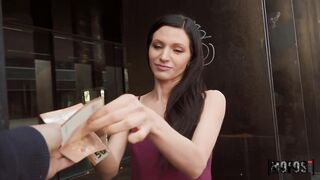 Il puttaniere cattura una bella ragazza