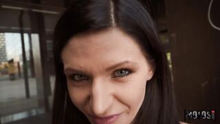 Il puttaniere cattura una bella ragazza