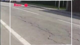 Jasmine filmata mentre un cliente se la scopa