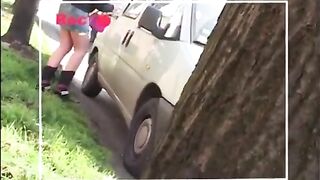 Jasmine filmata mentre un cliente se la scopa