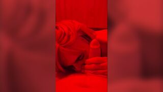 IN UN LOCALE VIOLA FA UN POMPINO AD UN RAGAZZO TEDESCO