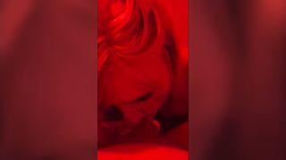 IN UN LOCALE VIOLA FA UN POMPINO AD UN RAGAZZO TEDESCO