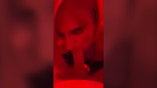 IN UN LOCALE VIOLA FA UN POMPINO AD UN RAGAZZO TEDESCO