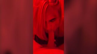 IN UN LOCALE VIOLA FA UN POMPINO AD UN RAGAZZO TEDESCO