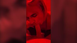 IN UN LOCALE VIOLA FA UN POMPINO AD UN RAGAZZO TEDESCO