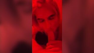 IN UN LOCALE VIOLA FA UN POMPINO AD UN RAGAZZO TEDESCO