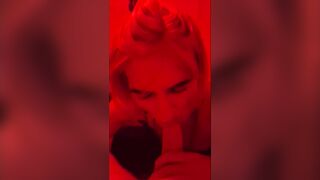 IN UN LOCALE VIOLA FA UN POMPINO AD UN RAGAZZO TEDESCO