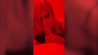 IN UN LOCALE VIOLA FA UN POMPINO AD UN RAGAZZO TEDESCO