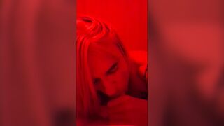 IN UN LOCALE VIOLA FA UN POMPINO AD UN RAGAZZO TEDESCO