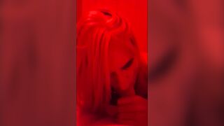 IN UN LOCALE VIOLA FA UN POMPINO AD UN RAGAZZO TEDESCO