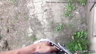 Giovane troietta biondina tatuata