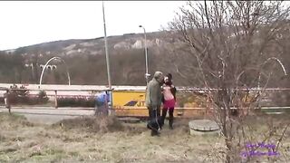 Giovane battona catturata da un vecchio puttaniere