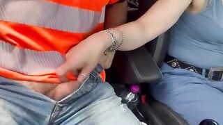 Fa una sega ad un collega mentre guida