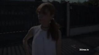 Giovane autostoppista dai capelli rossi