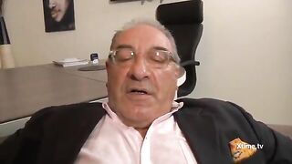 Giovane autostoppista dai capelli rossi