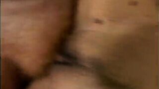 Giovane battona nera catturata da 2 puttanieri