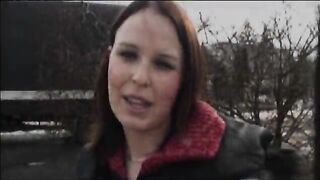 Giovane troietta inculata sulla neve