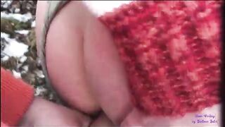 Giovane troietta inculata sulla neve