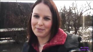 Giovane troietta inculata sulla neve