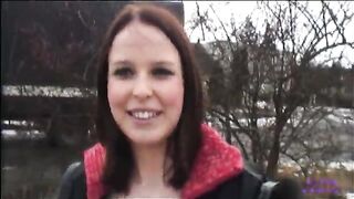 Giovane troietta inculata sulla neve