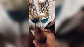 Anteprima del video: MIA MOGLIE DIANA MI SEGO E VENGO SULLE SUE SCARPE DA ZOCCOLA