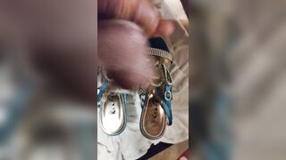 MIA MOGLIE DIANA MI SEGO E VENGO SULLE SUE SCARPE DA ZOCCOLA