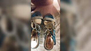 MIA MOGLIE DIANA MI SEGO E VENGO SULLE SUE SCARPE DA ZOCCOLA