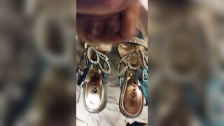 MIA MOGLIE DIANA MI SEGO E VENGO SULLE SUE SCARPE DA ZOCCOLA