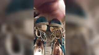 MIA MOGLIE DIANA MI SEGO E VENGO SULLE SUE SCARPE DA ZOCCOLA