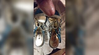 MIA MOGLIE DIANA MI SEGO E VENGO SULLE SUE SCARPE DA ZOCCOLA