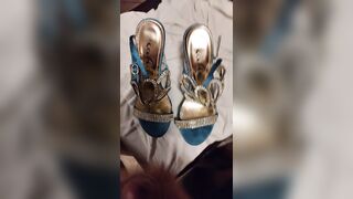 MIA MOGLIE DIANA MI SEGO E VENGO SULLE SUE SCARPE DA ZOCCOLA