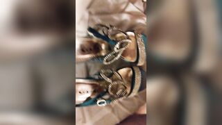 MIA MOGLIE DIANA MI SEGO E VENGO SULLE SUE SCARPE DA ZOCCOLA