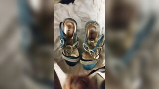 MIA MOGLIE DIANA MI SEGO E VENGO SULLE SUE SCARPE DA ZOCCOLA