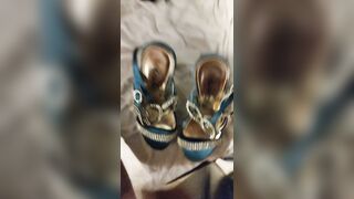 MIA MOGLIE DIANA MI SEGO E VENGO SULLE SUE SCARPE DA ZOCCOLA