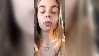 TEEN italiana fa la puttana in auto con amico