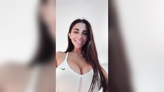 Le sue tettone che ballonzolano