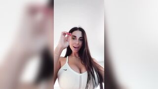 Le sue tettone che ballonzolano