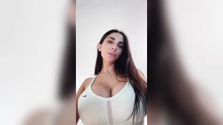 Le sue tettone che ballonzolano