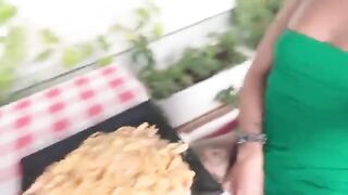 Italiana esce fica e tette al ristorante