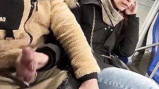 Sega e pompino con ingoio sul treno regionale coppia lombarda