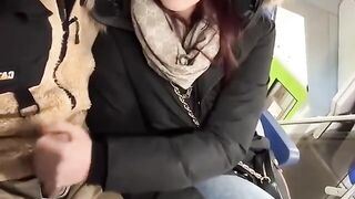 Sega e pompino con ingoio sul treno regionale coppia lombarda