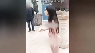 Nuda per prostesta ai Musei Capitolini