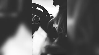 Lei che me lo pompa al parcheggio del supermarket